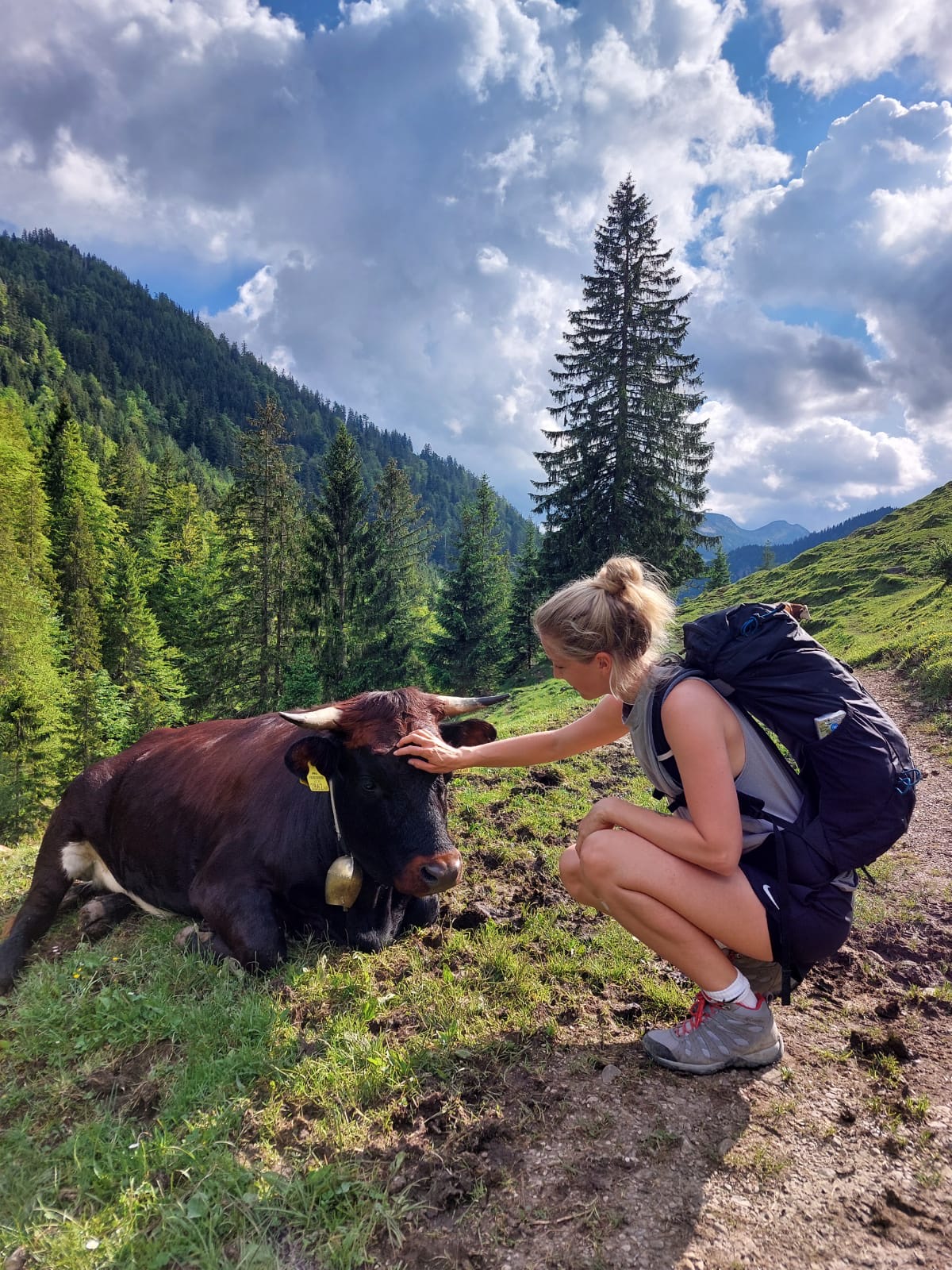 Marina Fichtner beim Wandern mit einer Kuh